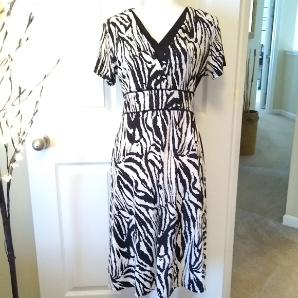 Studio West Dresses & Skirts - STUDIO WEST APPAREL v-neck zebra dress. Size Large